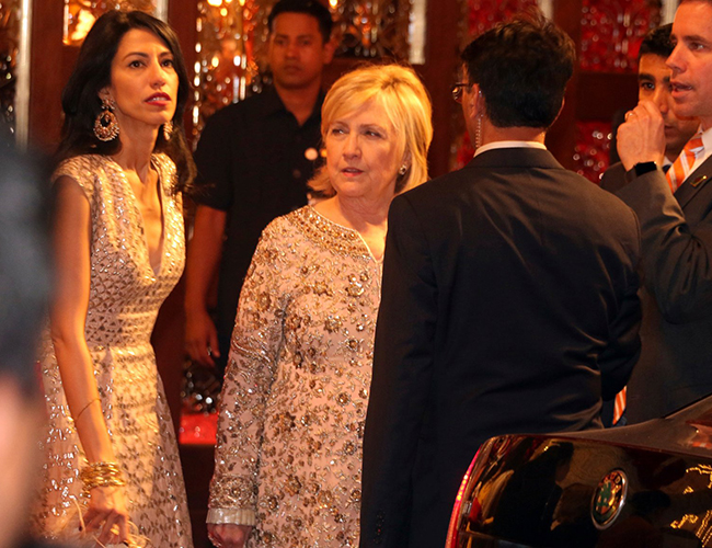 Lễ cưới gồm nhiều vị khách cao cấp bao gồm cựu Ngoại trưởng và ứng cử viên tổng thống Hillary Clinton với trợ lý lâu năm của bà, Huma Abedin