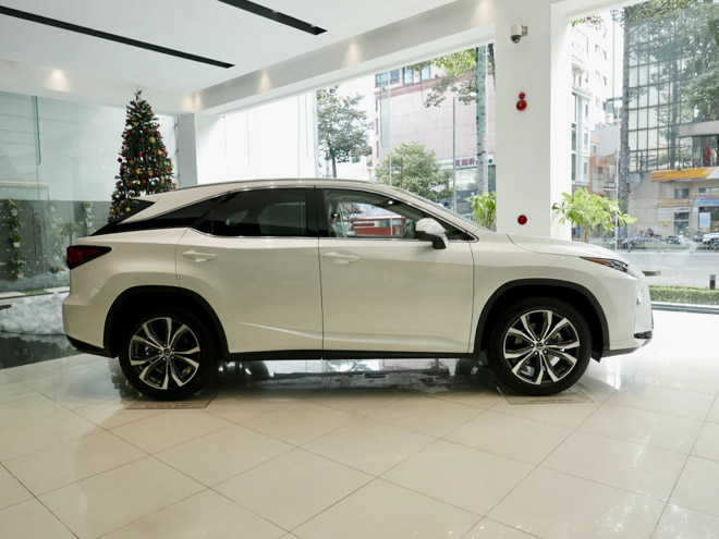 Ảnh thực tế Lexus RX300 tại đại lý ở Sài Gòn, giá bán niêm yết 3,04 tỷ đồng - 2