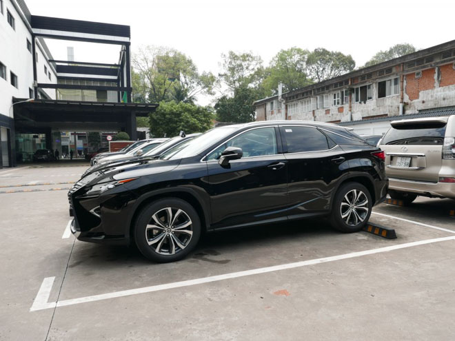 Ảnh thực tế Lexus RX300 tại đại lý ở Sài Gòn, giá bán niêm yết 3,04 tỷ đồng - 7