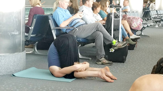 Tập yoga trong lúc chờ đợi cho đỡ mệt mỏi.