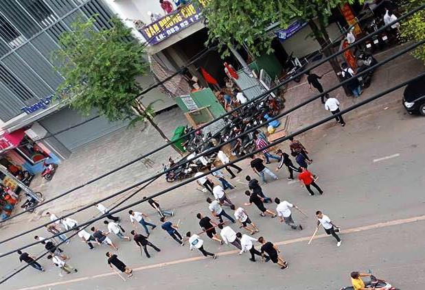 Hơn 50 thanh niên hỗn chiến trên phố Sài Gòn, gậy gạch bay &#34;như tên bắn&#34; - 1