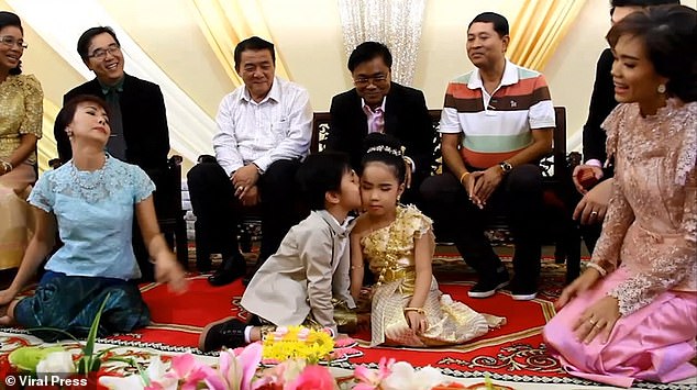 Thái Lan: Bố mẹ tổ chức đám cưới linh đình cho hai con sinh đôi 6 tuổi - 1