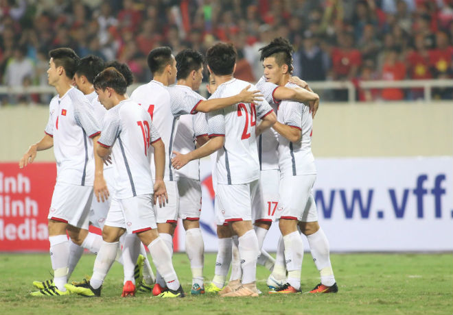 ĐT Việt Nam tập luyện đấu Asian Cup: Thầy Park &#34;kèm&#34; riêng Hồng Duy, Văn Hậu - 1