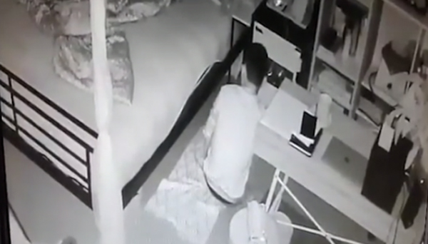 Video: Trộm mò vào tận giường ngủ cựu người mẫu &#34;cuỗm&#34; iPhone XS - 1