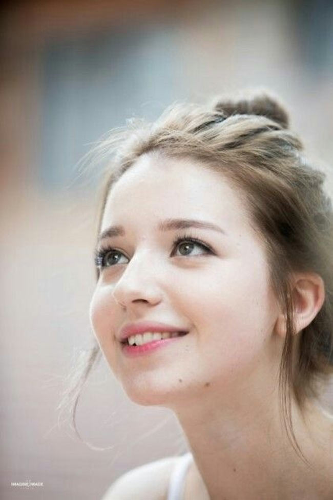 Angelina Danilova, sinh năm 1996 ở Saint Petersburg, Nga, hiện sinh sống tại Seoul, Hàn Quốc.