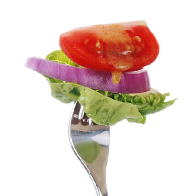 1. Sốt salad: Bạn đã bao giờ nhìn vào thành phần của sốt salad? Chúng chứa nhiều chất bảo quản và các chất phụ gia khác, chưa kể đến hàm lượng natri và đường rất cao. Bởi vậy sẽ tốt hơn nhiều nếu bạn chế biến món salad với một chút dầu ô liu nguyên chất hoặc giấm balsamic.