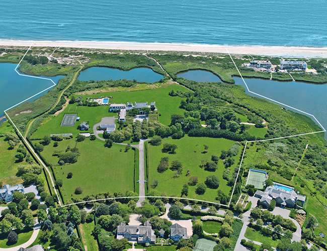 Nằm tại Hamptons nước Mỹ, khu biệt thự với tên gọi Jule Pond rộng gần 17.000 m2 là một bất động sản trị giá 175 triệu USD (khoảng 3381 tỷ VND). Nó ban đầu được xây dựng cho ông trùm xe hơi Henry Ford nhưng đã đổi chủ từ năm 2002