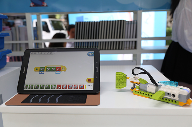 Máy tính bảng được cài đặt sẵn các ứng dụng giáo dục và kết nối với các bộ đồ chơi công nghệ cho học sinh lắp ráp, điều khiển.