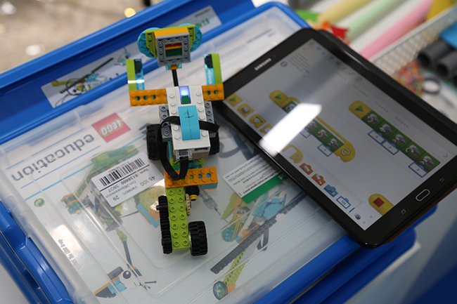 Ngoài đối tượng là học sinh, các kỹ sư công nghệ của Samsung và Lego cũng thường xuyên đứng lớp bồi dưỡng kiến thức công nghệ thông tin cho thầy giáo, cô giáo ở các địa phương chưa có điều kiện áp dụng nhiều kiến thức STEM vào giảng dạy.
