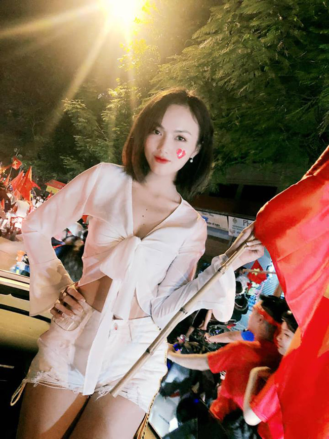 Cô nàng là Vũ Hà (hiện sống tại Hà Nội) từng lọt vào top Nữ sinh Việt Nam Duyên dáng 2015. 