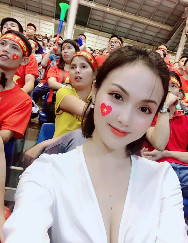 Bức ảnh "tự sướng" của một nữ CĐV có mặt trên sân vận động Mỹ Đình cổ vũ tuyển Việt Nam trong trận chung kết AFF Cup 2018 cũng được dân mạng quan tâm. 