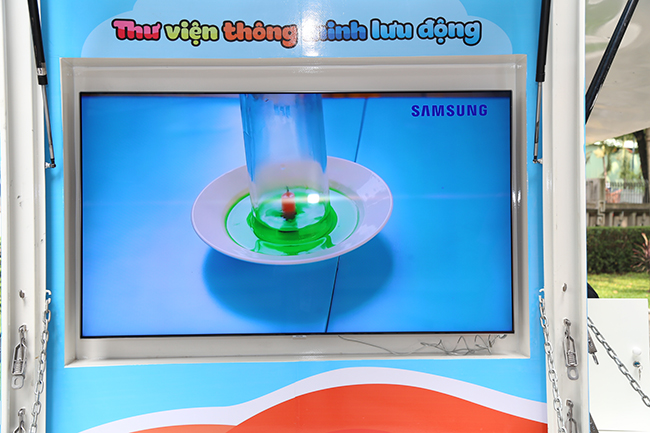 Ở phía sau chiếc xe thư viện lưu động là một màn hình TV của Samsung để trình chiếu các video hướng dẫn làm đồ chơi, khám phá khoa học, cuộc sống,...
