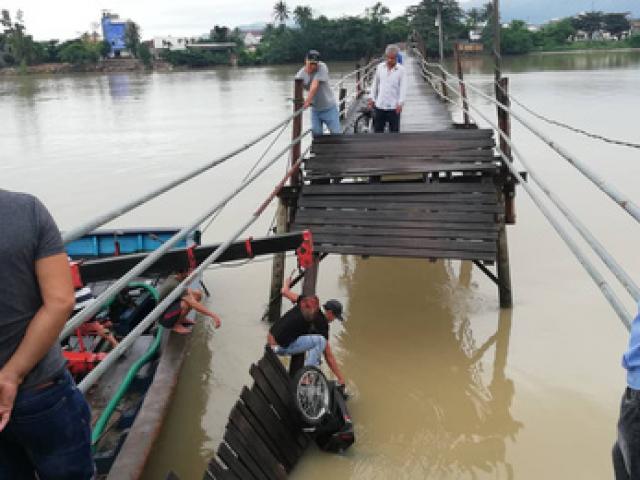 Sập cầu ở Nha Trang, 4 người cùng xe máy rơi xuống sông