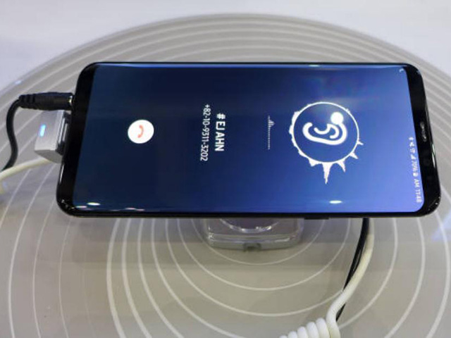 Samsung sắp trình diễn công nghệ “tận diệt” viền và notch, iPhone XS Max đợi đấy!