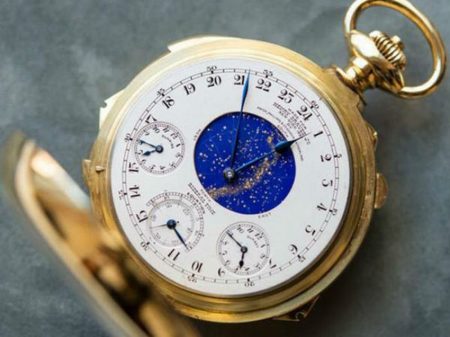 Đây là chiếc đồng hồ cổ Patek Philippe. Theo ông, chiếc đồng hồ hoàn toàn làm thủ công, có trọng lượng hơn 0,5kg và được chế tác từ 900 bộ phận riêng biệt.