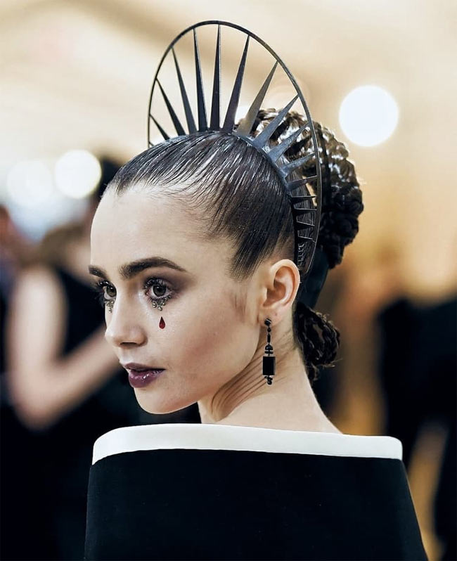 Tại Met Gala năm nay, Lily Collin cũng chọn lối trang điểm tương tự.