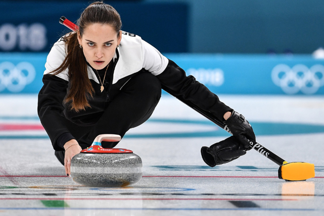 Anastasia Bryzgalova nữ VĐV môn bi đá trên băng (curler) là biểu tượng sắc đẹp của nước Nga tháng 2 sau khi giành tấm HCĐ Olympic 2018.
