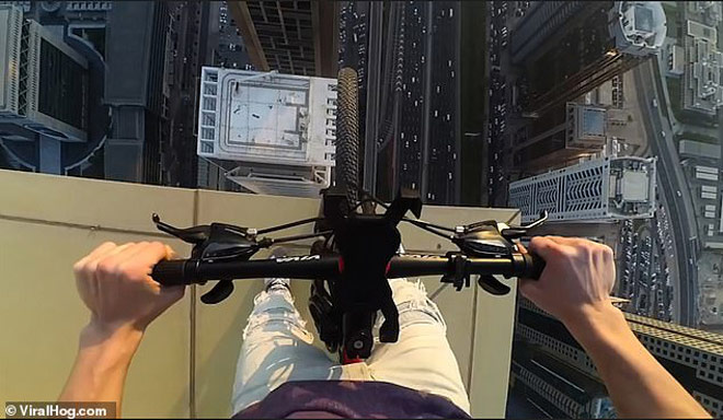 Liều nhất hành tinh: Đạp xe trên nóc tòa nhà chọc trời Dubai - 1