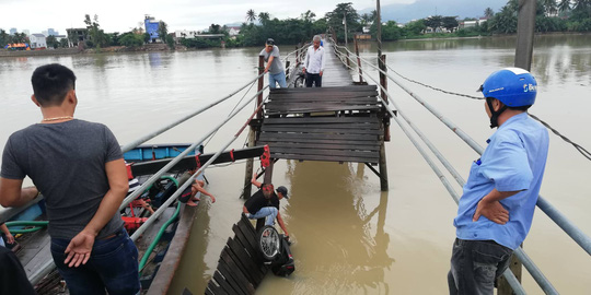 Sập cầu ở Nha Trang, 4 người cùng xe máy rơi xuống sông - 1