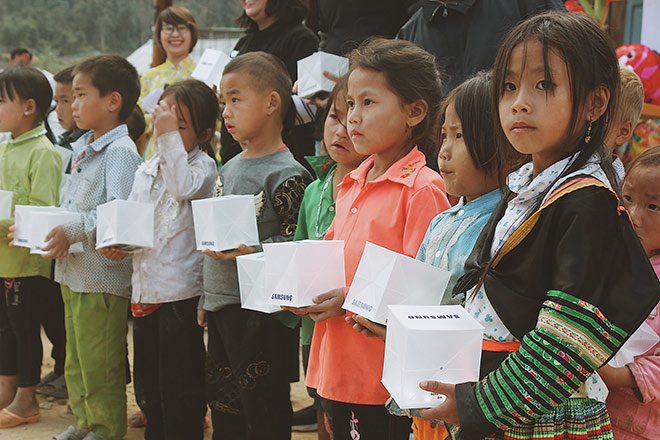 Thắp sáng ước mơ của trẻ em miền núi Tri Lễ với dự án trao tặng đèn năng lượng mặt trời - 1
