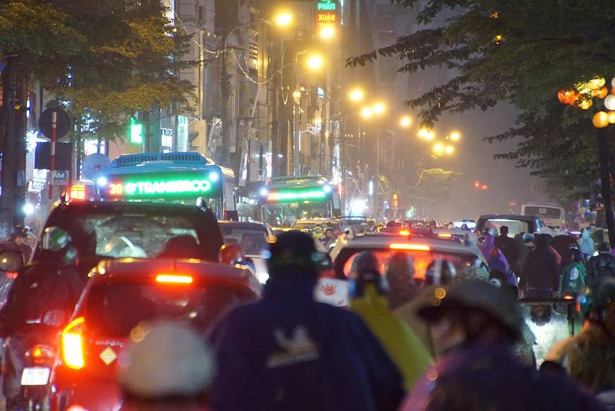 Đường phố Hà Nội tắc cứng trong chiều mưa rét cuối năm - 1