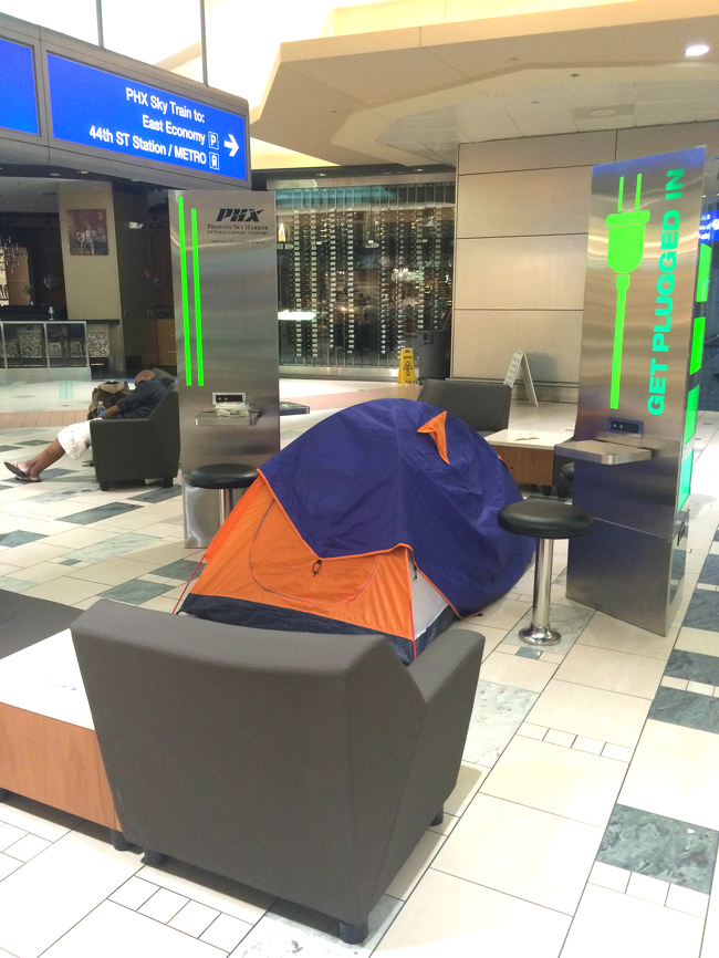 Delay quá lâu nên đành phải dựng lều cắm luôn tại sân bay.