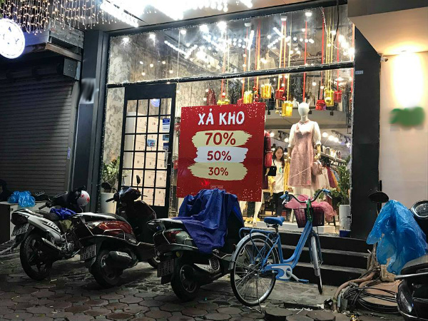 Giảm giá đến 70%, cửa hàng quần áo vẫn vắng khách - 1