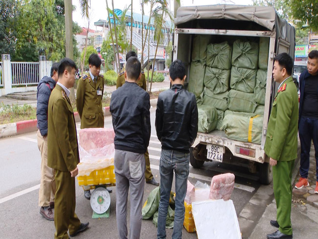 Hà Nội: Sau 10km truy đuổi, 3 tấn nầm lợn mốc xanh đã bị bắt giữ - 1