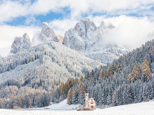 Dolomites, Nam Tyrol, Italia: Sườn của núi Dolomites được phủ tuyết trắng vào mùa đông, khiến nơi đây trông giống như thiên đường mùa đông trong truyện cổ tích.