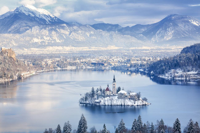 Hồ Bled, Slovenia: Hồ Bled có một hòn đảo nhỏ ở giữa và nơi đây là một trong những điểm du lịch thu hút đông du khách nhất ở Slovenia. Phong cảnh ở đây càng trở nên ấn tượng hơn khi núi Julian Alps xung quanh được bao phủ bởi tuyết.