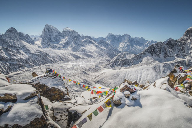 Nepal: Dãy núi Himalayas ở Nepal là một trong những nơi hẻo lánh và hoang sơ nhất trên Trái đất. Nơi đây được bao phủ bởi lớp tuyết trắng xóa vào mùa đông.