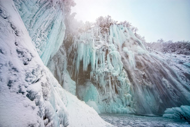 Hồ Plitvice, Croatia: Cụm 16 hồ bậc thang trong vườn quốc gia Plitvice được kết nối với nhau bằng các thác nước. Nơi đây trong như ở một thế giới khác khi các thác nước đóng băng vào mùa đông.