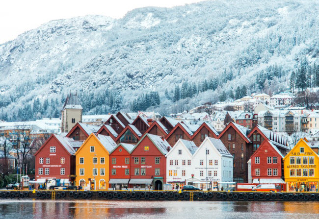 Bergen, Na Uy: Thành phố đông dân thứ hai ở Na Uy gây ấn tượng với các ngôi nhà bằng gỗ nhiều màu sắc, vịnh hẹp và núi hùng vĩ. Tại đây, du khách cũng có thể chiêm ngưỡng ánh sáng bắc cực quang.