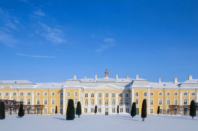 St. Petersburg, Nga: Thành phố lớn thứ hai ở Nga nổi tiếng với các công trình nghệ thuật. Vào mùa đông, du khách có cơ hội chiêm ngưỡng nhà thờ Smolny và Cung điện mùa đông nổi bật trên tuyết trắng.