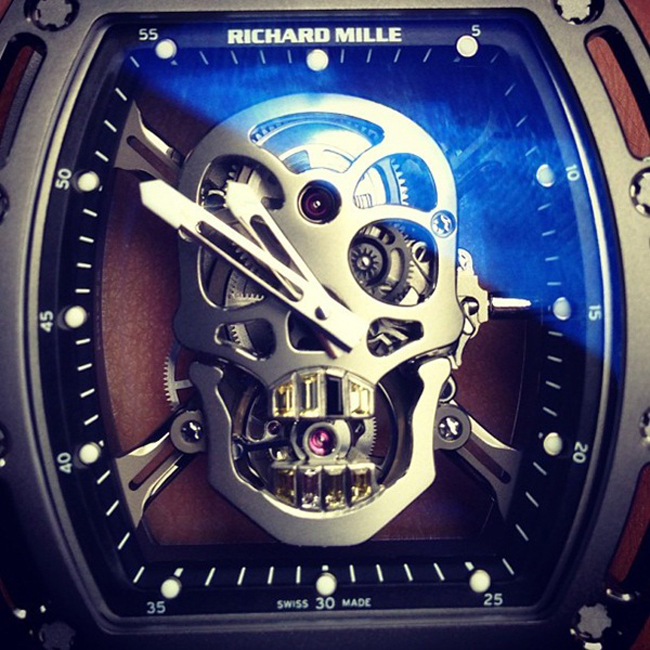 Chiếc đồng hồ đầu lâu Tourbillon Skull RM052 của hãng Richard Mile danh tiếng, có giá lên tới 527.500 euro (hơn 10 tỷ VNĐ).