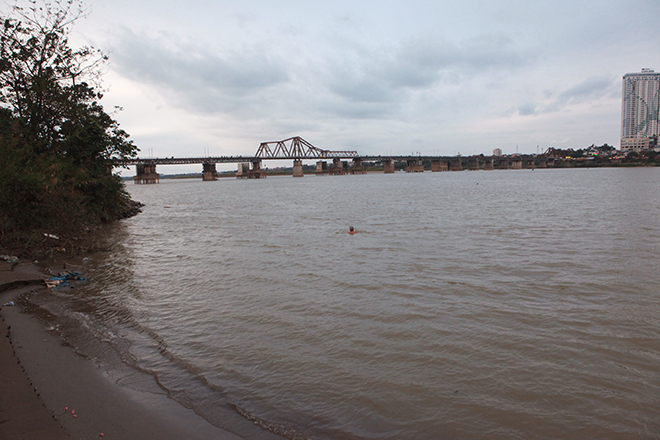 Người Hà Nội tắm tiên giữa bãi sông Hồng trong giá rét dưới 10 độ C - 1