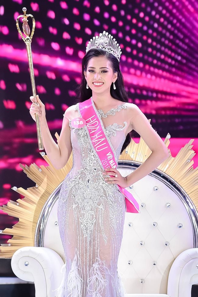 Nhìn lại 1 năm đầy thành công từ việc đăng quang tới việc lọt Top 30 Miss World, Tiểu Vy tự hào về bản thân với những thành công nhất định khi mới chỉ 18 tuổi.