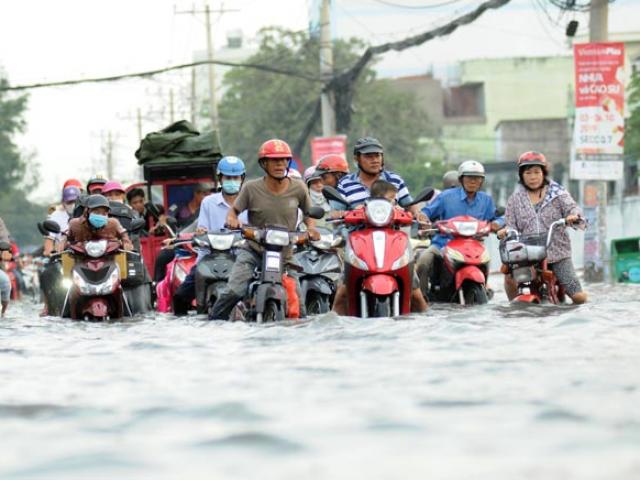 Đường ngập như sông, ngày thứ 3 liên tiếp người Sài Gòn rồng rắn “bơi” về nhà