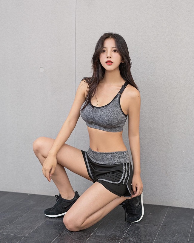 Chen Zi thường xuyên đến phòng gym để luyện tập giữ dáng. Cô nặng 46 kg với số đo 3 vòng 92-67-85 cm.&nbsp;