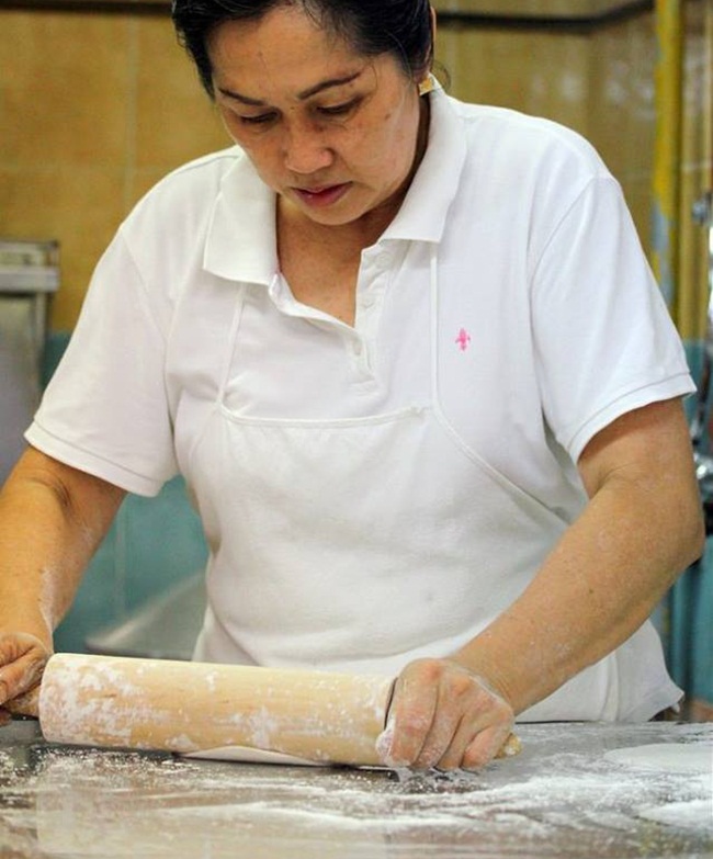 Bà Tay Lee Tiong mở quán Ah Yee Soon Kueh chuyên bán bánh kueh - loại bánh nổi tiếng của Singapore từ tháng 10/2004.