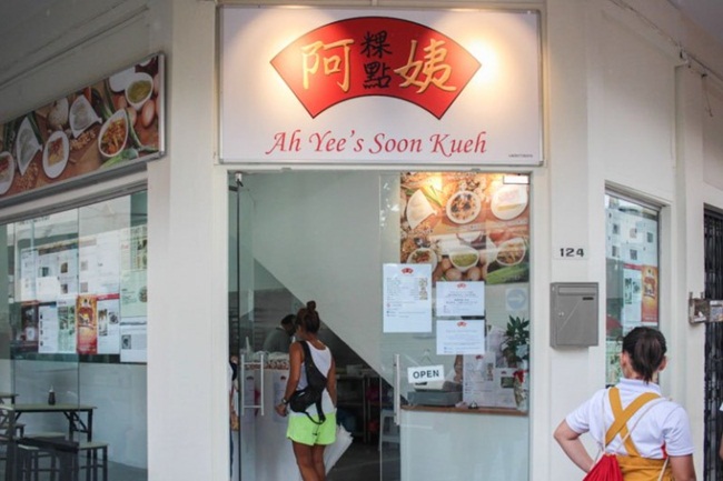 Mặc dù,  Ah Yee Soon Kueh là quán nhỏ ở trung tâm ăn uống Dunman, nhưng có lượng khách ổn định.