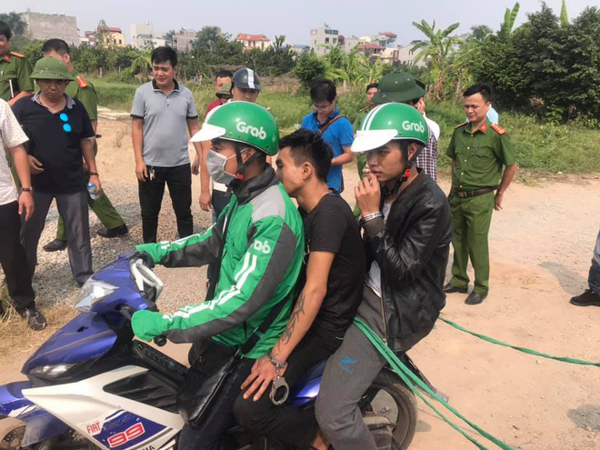 Hai đối tượng được tháo còng để đảm bảo độ chính xác khi diễn lại cảnh gây án.