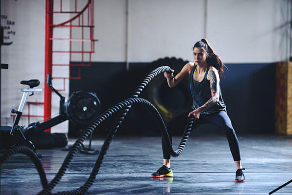 Tư thế của người tập như đứng tấn khi thực hiện Battle Rope.