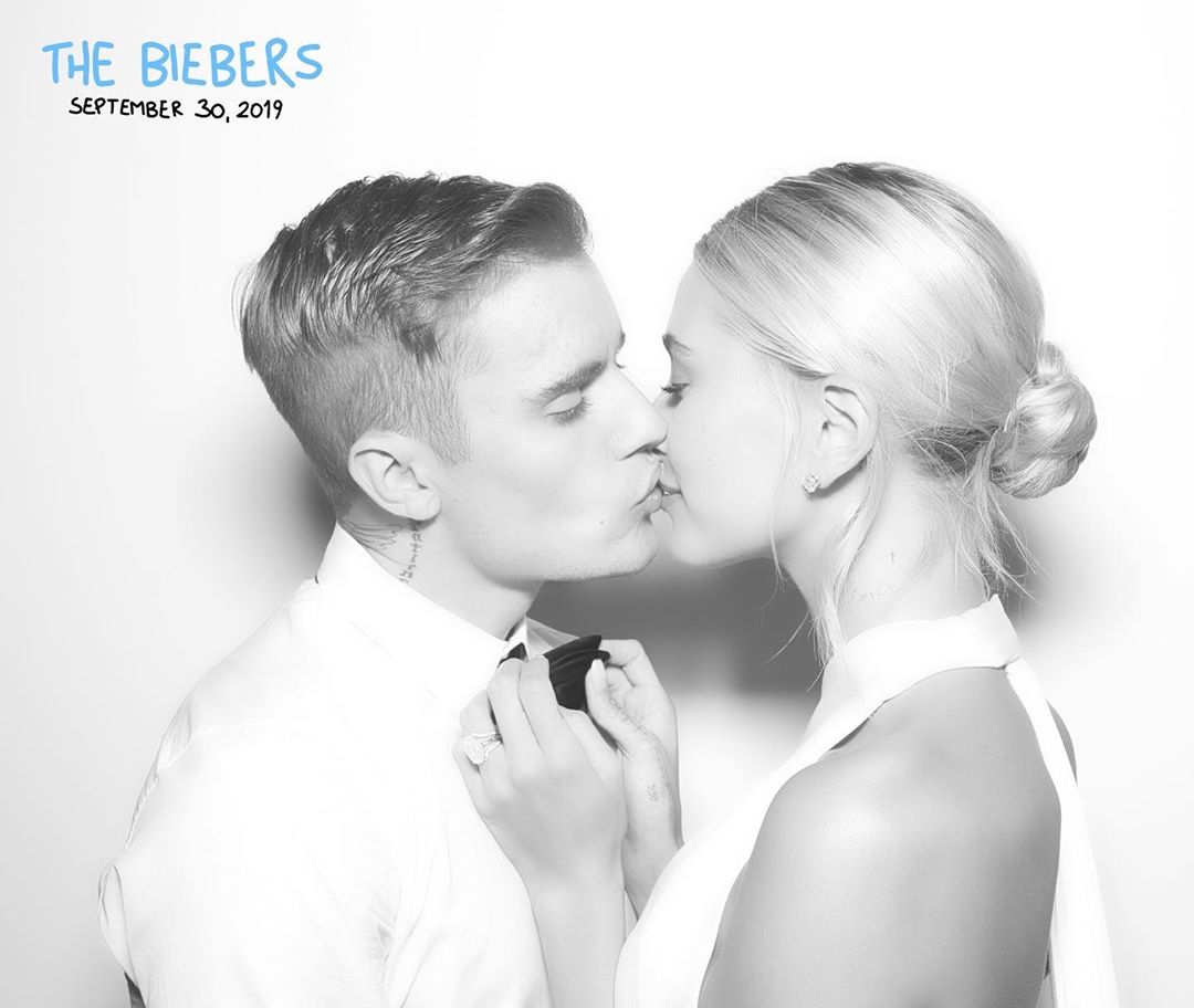 Tháng 9/2018 Justin Bieber và Hailey Baldwin&nbsp;đăng kí kết hôn, đến ngày 1/10/2019 mới tổ chức đám cưới.