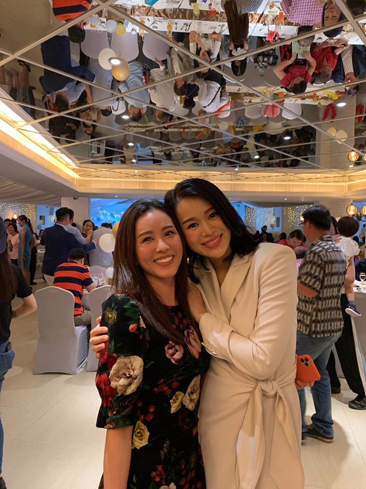 Hoa hậu Thu Hoài cùng bạn trai doanh nhân Trí Tống vừa đáp chuyến bay tới Hong Kong để dự tiệc mừng 100 ngày tuổi của quý tử nhà diễn viên đình đám TVB Hồ Hạnh Nhi và ông xã doanh nhân Philip Lee.