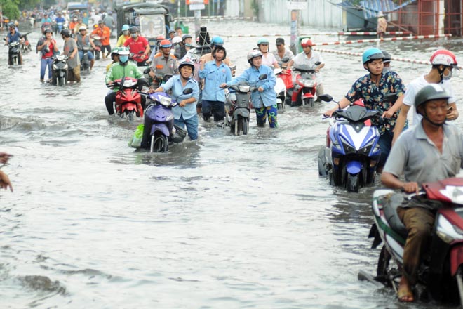 Tại khu vực đường Phan Anh (quận Bình Tân) nước ngập kéo dài gần 1km, sâu hơn 0,5m, hàng ngàn người dân bì bõm trên đường trở về nhà.