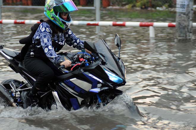 “Mô tô nước” trên phố Sài Gòn