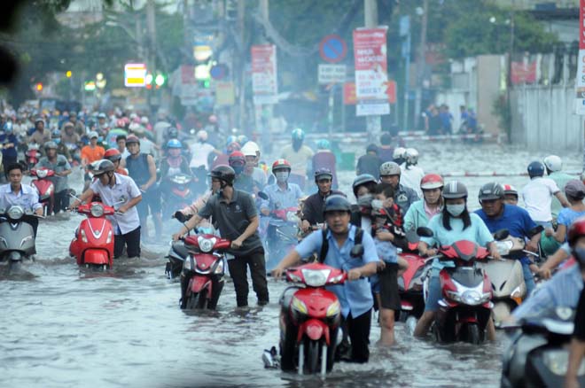 Đường ngập như sông, ngày thứ 3 liên tiếp người Sài Gòn rồng rắn “bơi” về nhà - 9