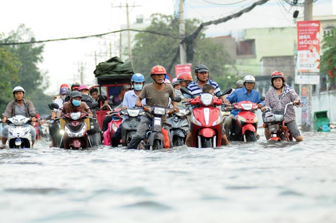 Đường ngập như sông, ngày thứ 3 liên tiếp người Sài Gòn rồng rắn “bơi” về nhà - 3