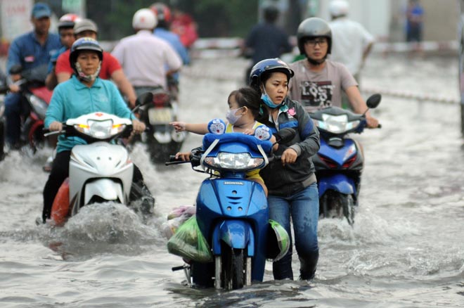 “Thành phố nói đầu tư bao nhiêu tiền để chống ngập mà vậy đó. Mệt không thể tả nổi. Mấy nay, ngày phải chịu trận 2 lần vì nước ngập trên đường”, chị Nguyễn Thị Quyên bức xúc.